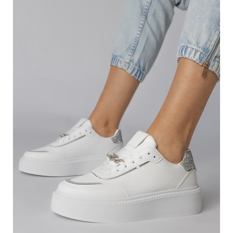 Weiße und Silber -Turnschuhe mit Glitzer und Zirkonen dekoriert 1