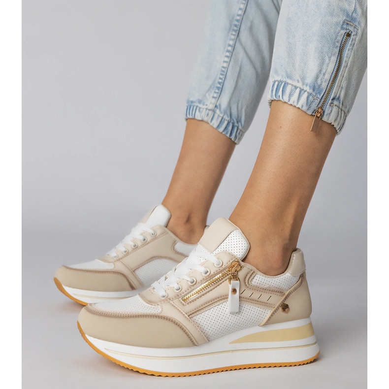 Beige Sportsneaker mit einem Schieberegler dekoriert 1