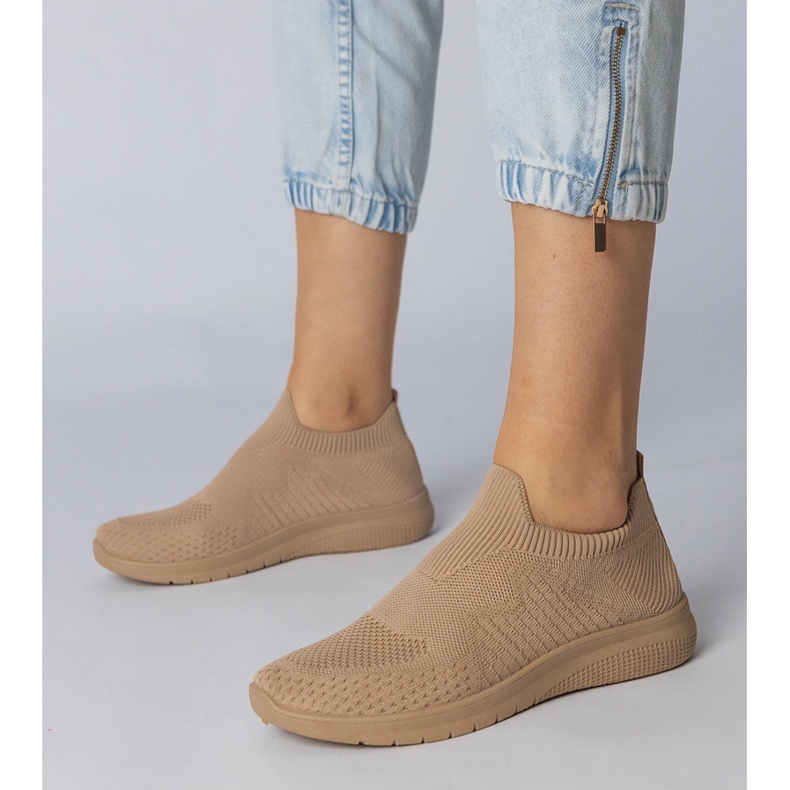 Beige Sportsneaker mit einem Sockenmodell 1