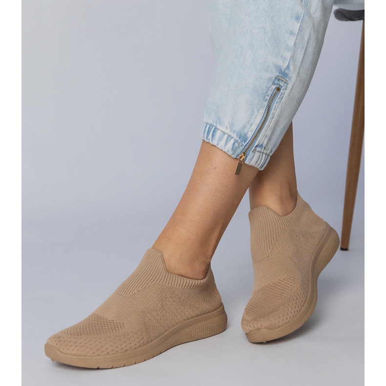 Beige Sportsneaker mit einem Sockenmodell 2