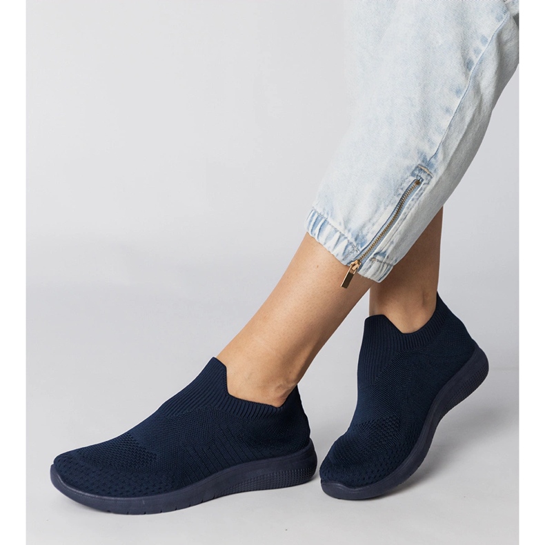 Marineblaue Sport -Turnschuhe mit einem Sockenobermaterial 1