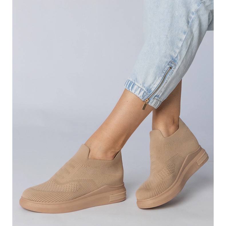 Braune Socken rutschten Turnschuhe 1