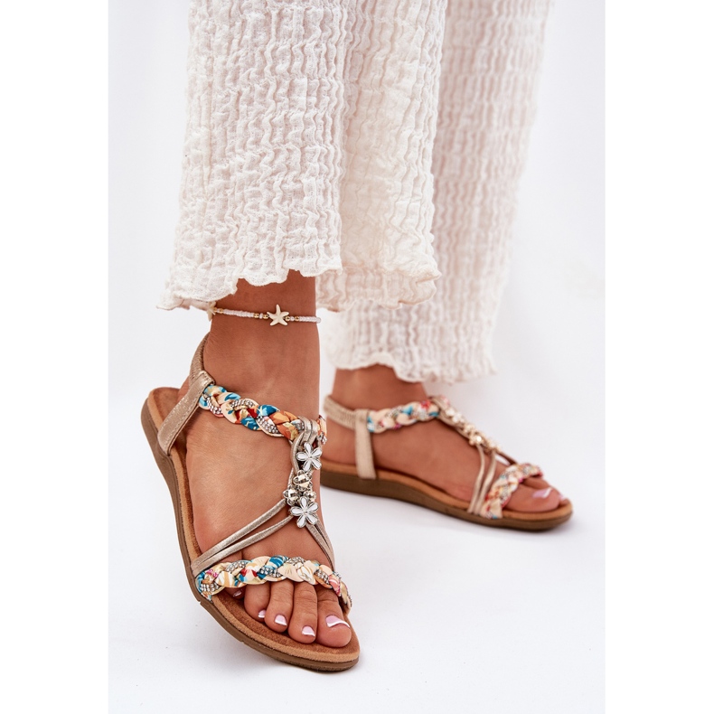 Flache Frauensandalen mit geflochtenen Streifen und Stiften Artikern 54C1323 PLN golden 2