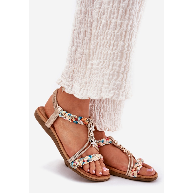 Flache Frauensandalen mit geflochtenen Streifen und Stiften Artikern 54C1323 PLN golden 1