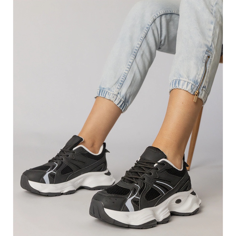 Schwarze Sport -Turnschuhe auf einer massiven Sohle 1