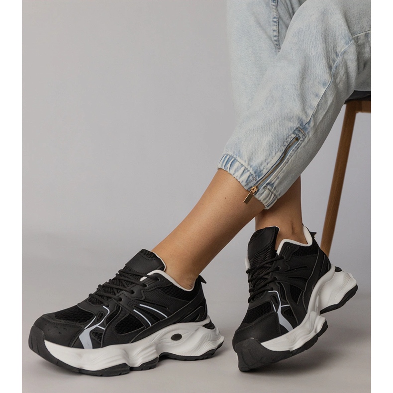 Schwarze Sport -Turnschuhe auf einer massiven Sohle 2