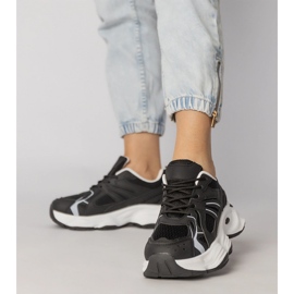 Schwarze Sport -Turnschuhe auf einer massiven Sohle 3