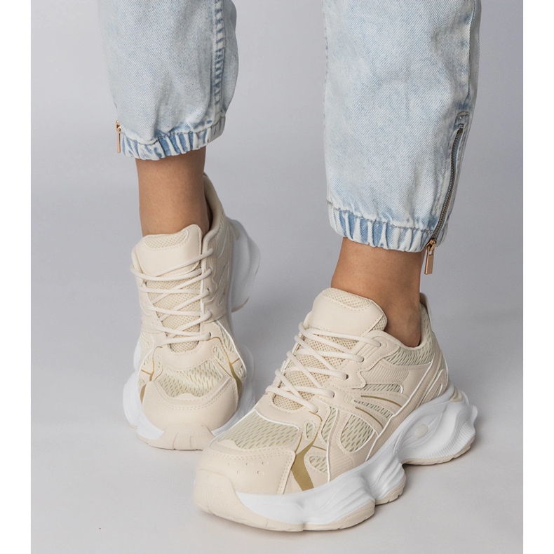 Beige Sportsneaker auf einer massiven Sohle 2