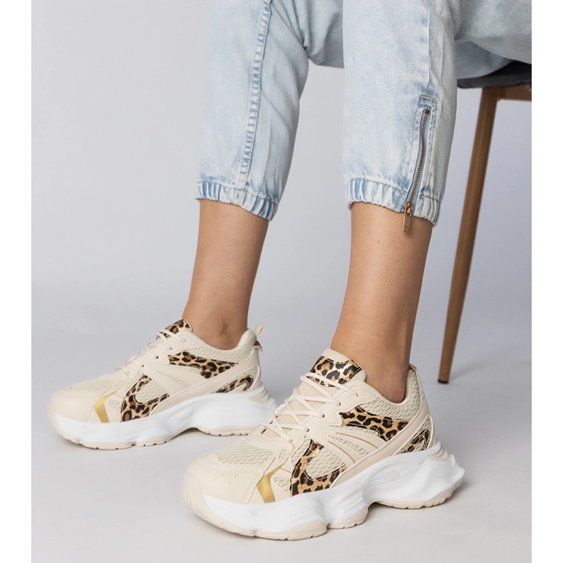 Panther -Sport -Turnschuhe auf einer massiven Sohle beige 1