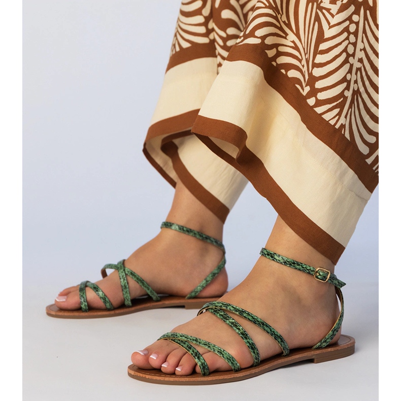 Grüne Sandalen auf einer flachen Sohle 1