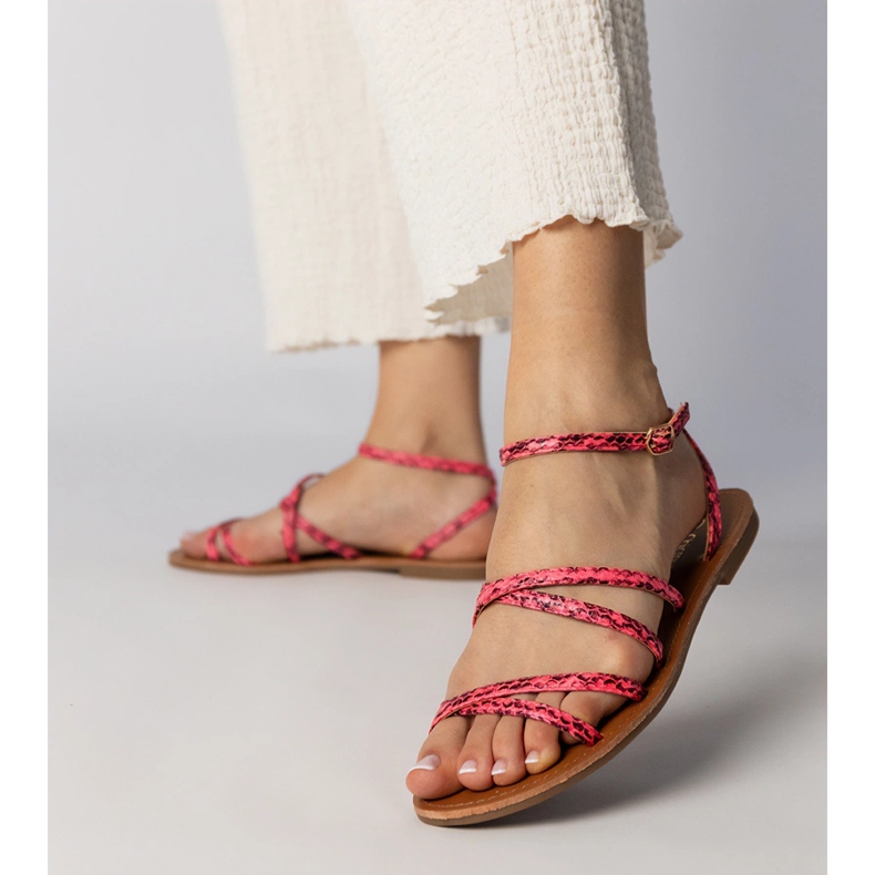 Rosa Sandalen auf einer flachen Sohle 1