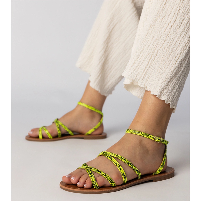 Gelbe Sandalen auf einer flachen Sohle 1