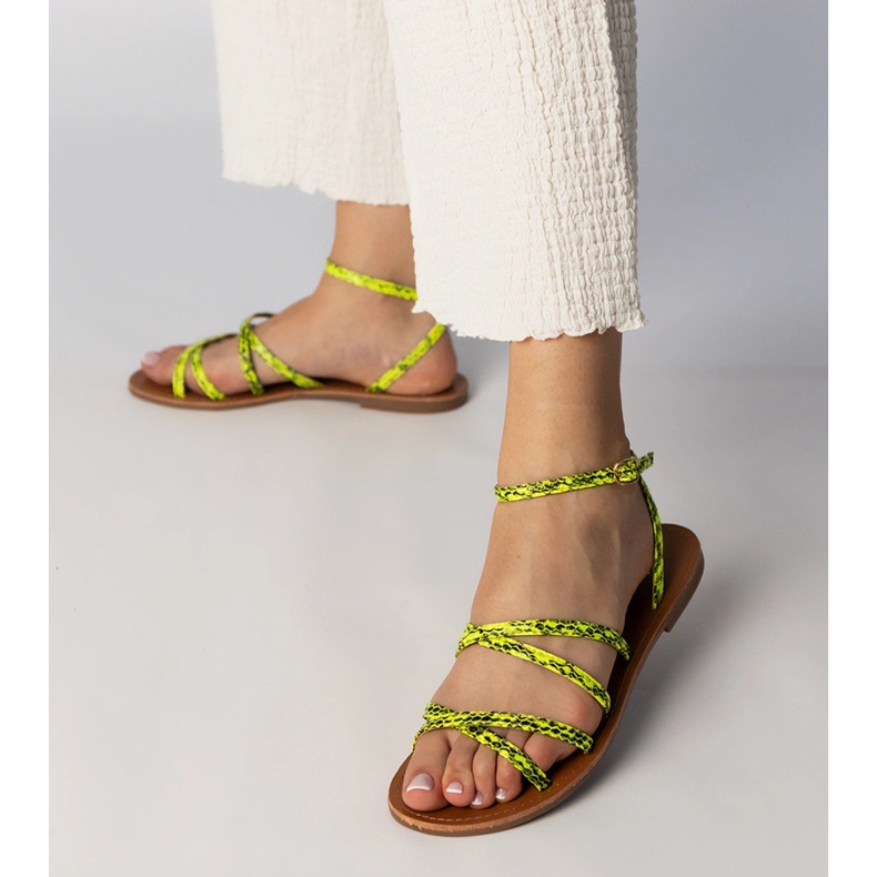 Gelbe Sandalen auf einer flachen Sohle 2