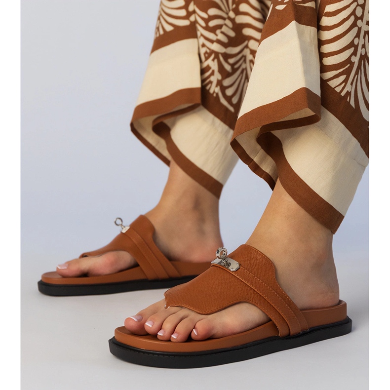 Braune Flip -Flops elegant mit einer Verzierung 1