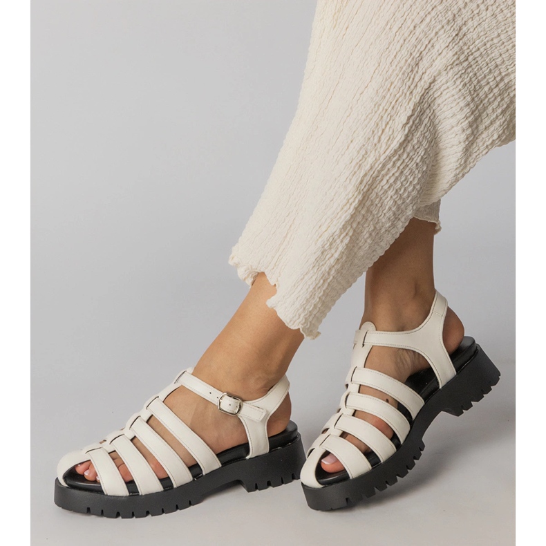 Weiße Sandalen auf der Plattform mit einer Fingerlinie 2