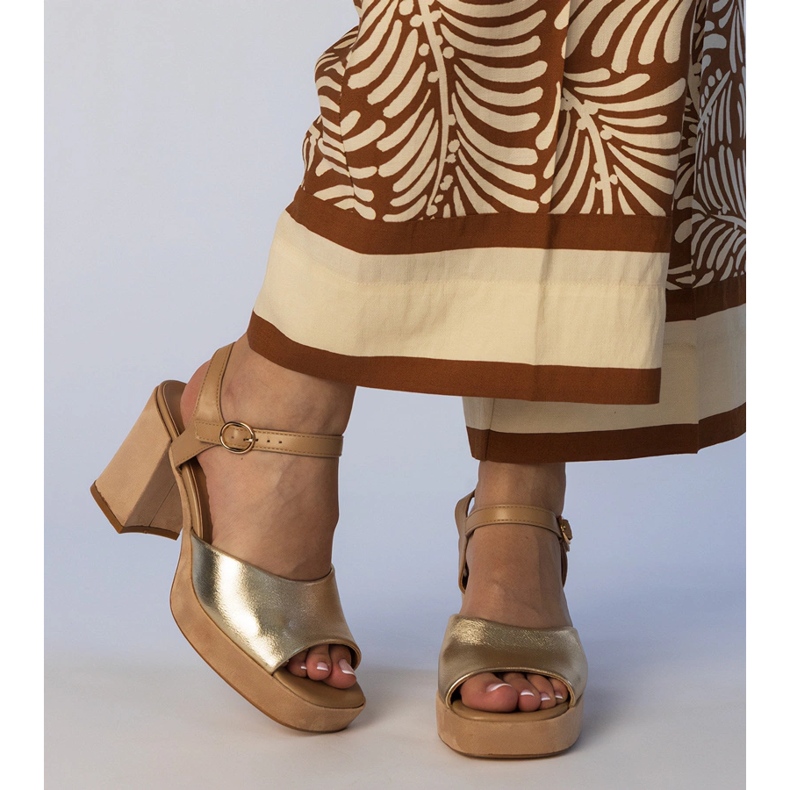 Goldene Damensandalen mit hohen Absätzen 1