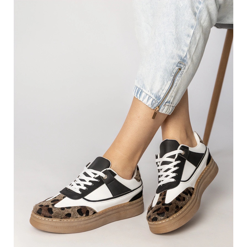 Schwarz -Weiß -Turnschuhe mit einem Leopardenzubehör 1