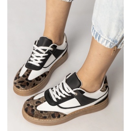 Schwarz -Weiß -Turnschuhe mit einem Leopardenzubehör 3