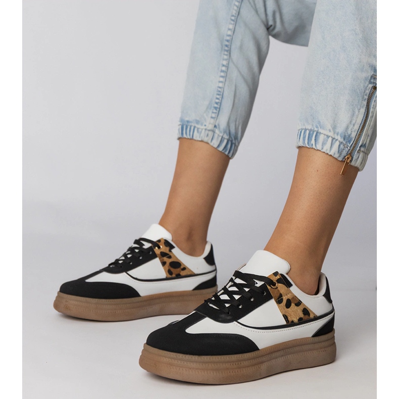 Weiße und weiße Turnschuhe mit einem Leopardenzubehör 1