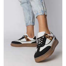 Weiße und weiße Turnschuhe mit einem Leopardenzubehör 3