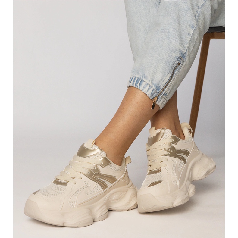 Beige Sneakers Damensport mit einer goldenen Einfügung 1