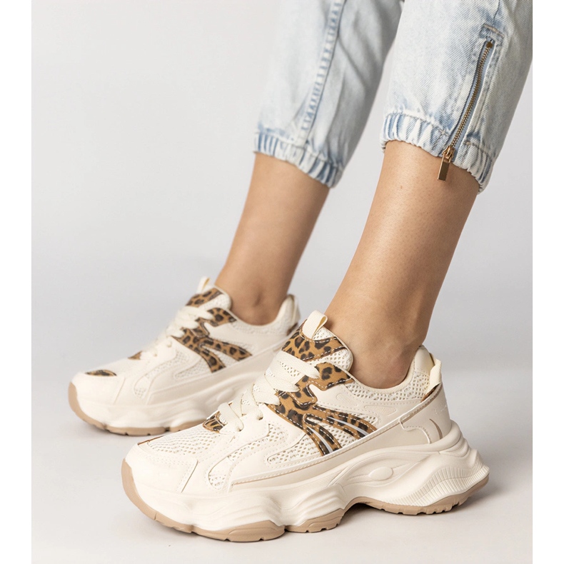 Beige Sneakers Damensport mit einem Leopardeneinsatz 1