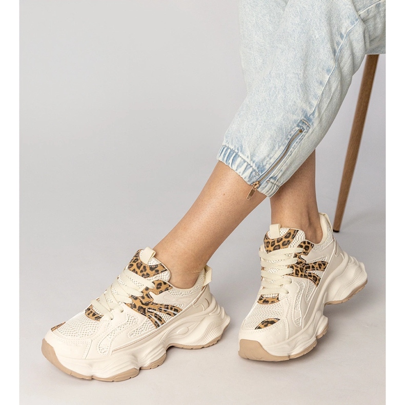 Beige Sneakers Damensport mit einem Leopardeneinsatz 2