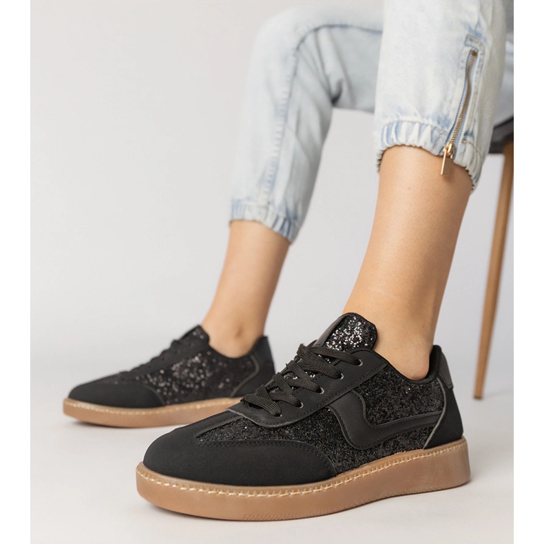 Schwarze Frauen -Turnschuhe mit Glitzer dekoriert 1