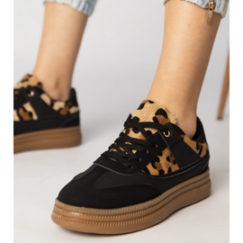 Schwarze Turnschuhe mit einem Leopardenzubehör 1