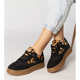 Schwarze Turnschuhe mit einem Leopardenzubehör 2