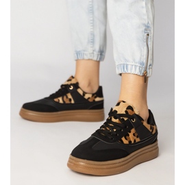 Schwarze Turnschuhe mit einem Leopardenzubehör 3