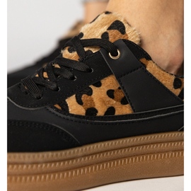 Schwarze Turnschuhe mit einem Leopardenzubehör 4