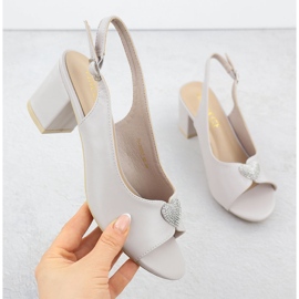 Frauensandalen auf dem Pfosten mit einem dekorativen Herzen grau Vinceza 20262 1