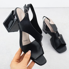 Frauensandalen auf dem dekorativen Post schwarzen Vinceza 62238 1