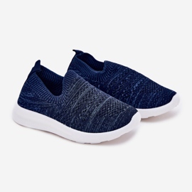 Kinder in der Kinder in den dunkelblauen Sportschuhen eingeführte Kinderschuhe 1