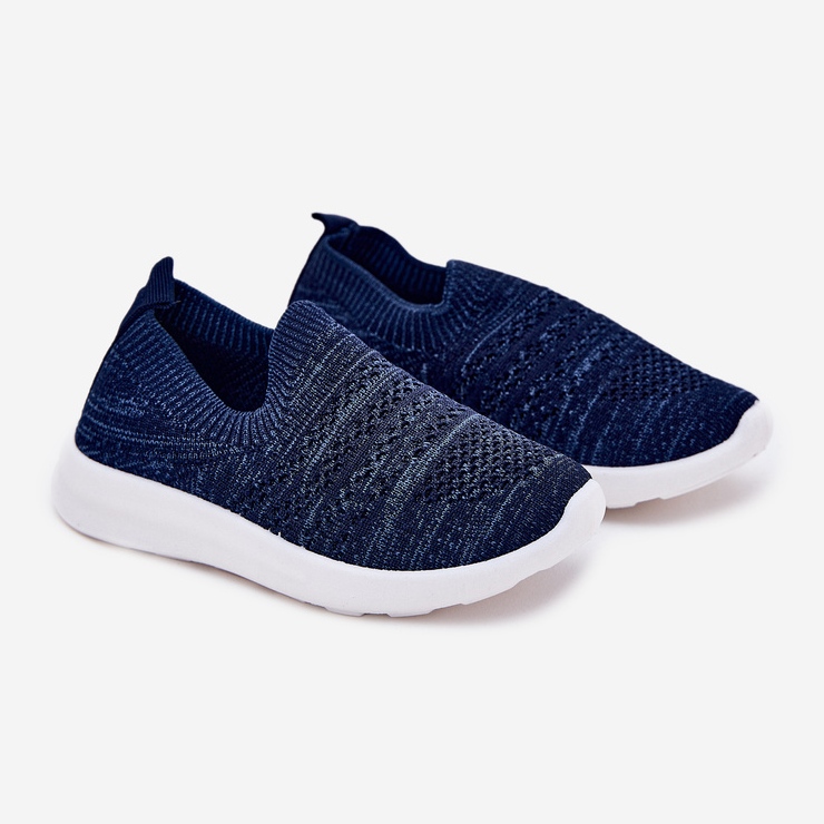 Kinder in der Kinder in den dunkelblauen Sportschuhen eingeführte Kinderschuhe 1