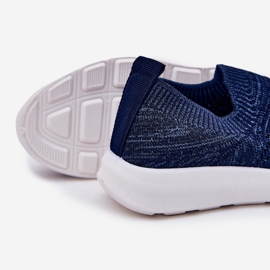 Kinder in der Kinder in den dunkelblauen Sportschuhen eingeführte Kinderschuhe 2