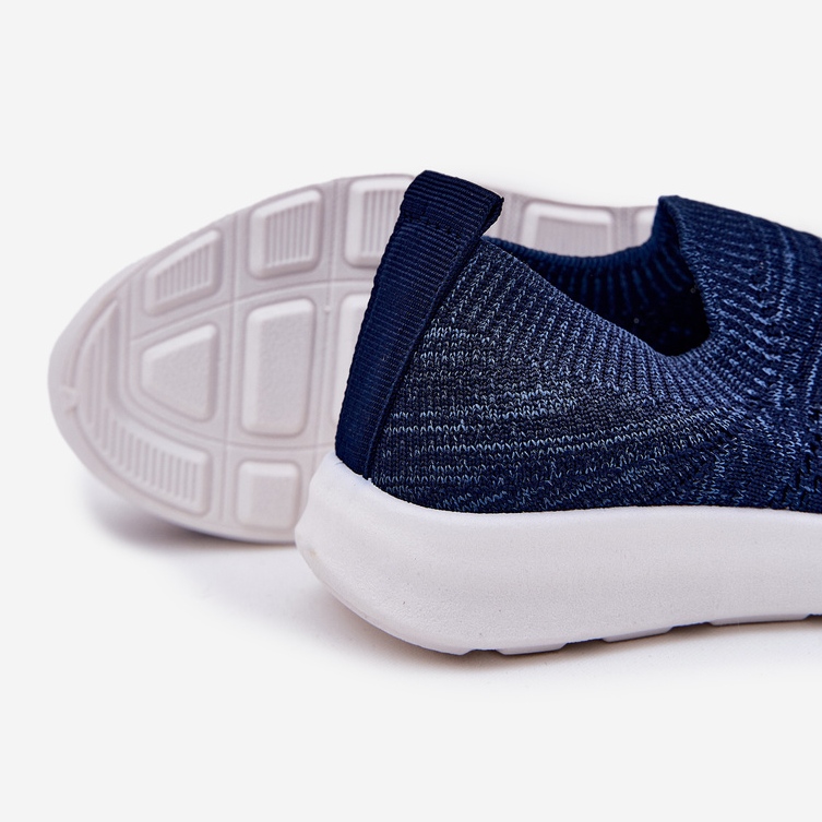 Kinder in der Kinder in den dunkelblauen Sportschuhen eingeführte Kinderschuhe 2