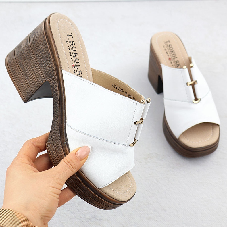 Damenleder-Flip-Flops auf dem weißen Post T.Sokolski L25-13 1