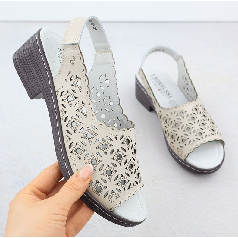 Openwork Frauen-Ledersandalen auf dem Pad Beige T.Sokolski L25-25 1