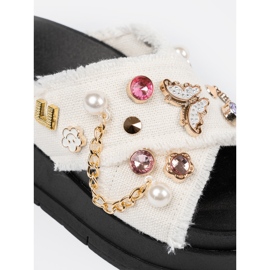 Seastar Weiße Flip Flops auf einer schwarzen Plattform mit Stiften 1