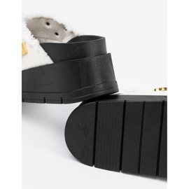 Seastar Weiße Flip Flops auf einer schwarzen Plattform mit Stiften 2