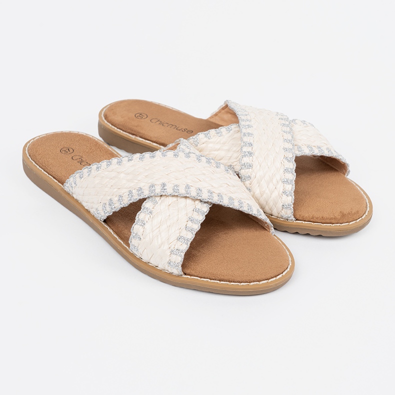 Weiße Klappen auf einer flachen Sohle geflochten 1