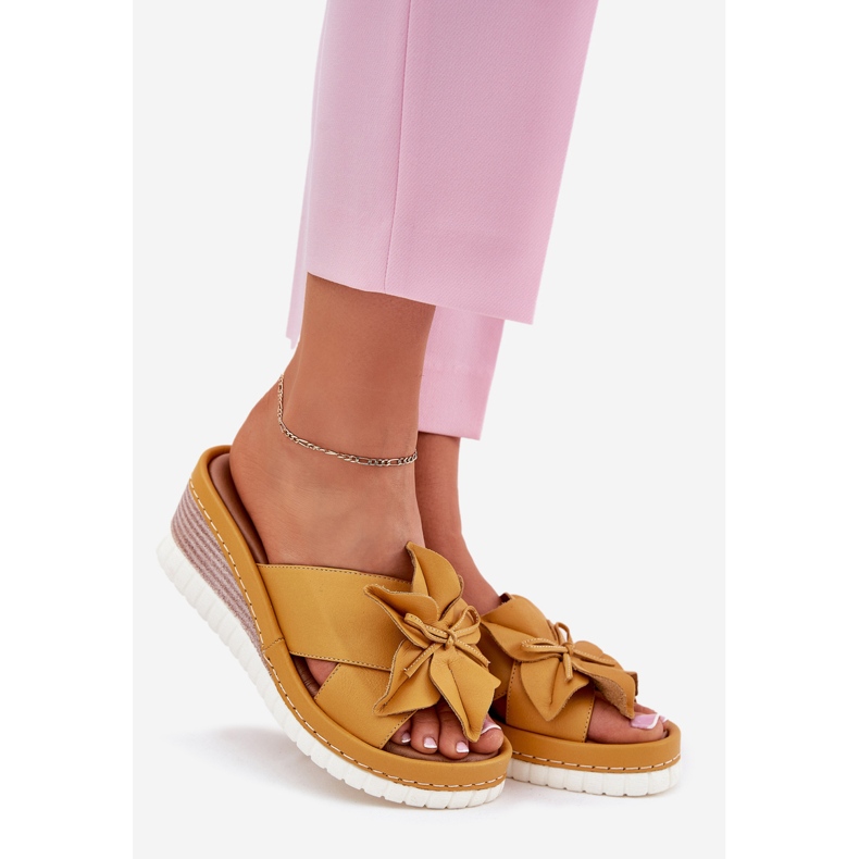 Frauen Lederkeile mit einem dekorativen Blumenartiker 52C0504 Gelb 1