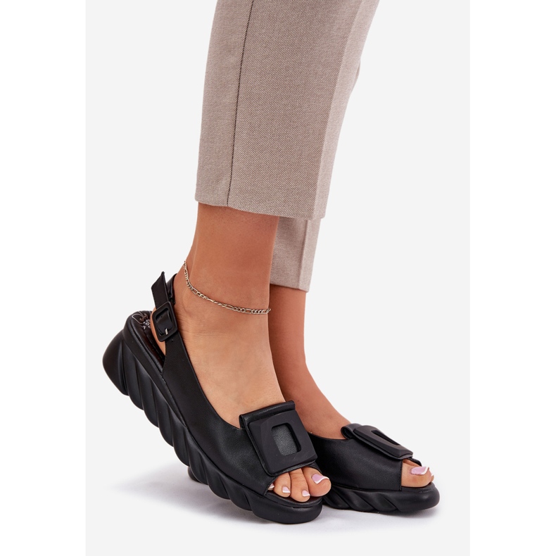 Damen -Ledersandalen mit einem Keil mit Dekoration Artiker 56C2156 Schwarz 1