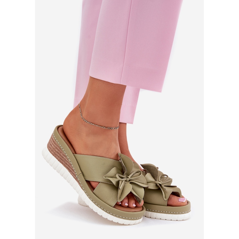 ARTIKER Frauen Lederkeile mit einem dekorativen Blumenartikemer 52C0503 Grün 1