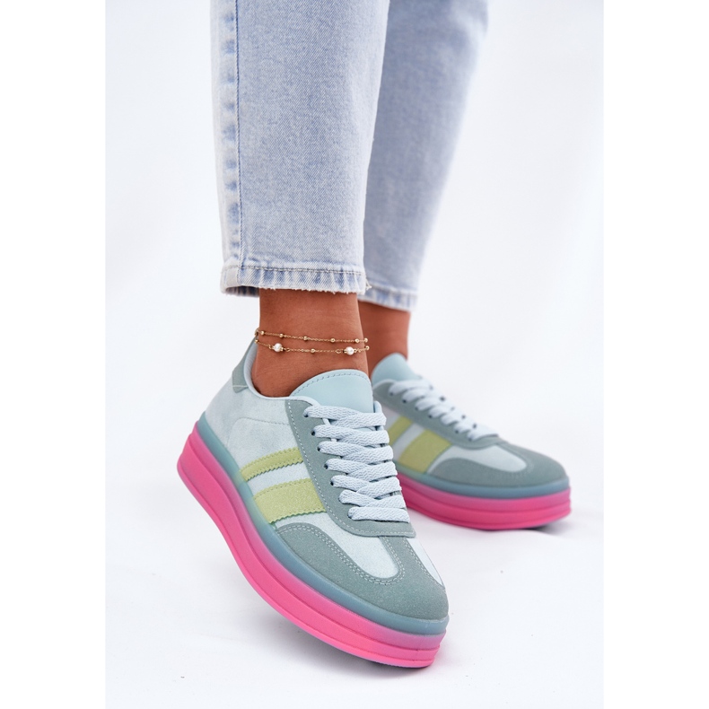 Niedrige Turnschuhe auf der blauen Plattform 2