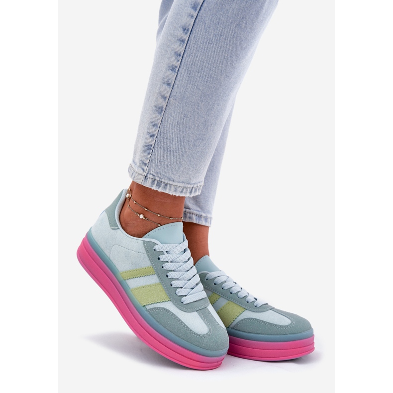 Niedrige Turnschuhe auf der blauen Plattform 1