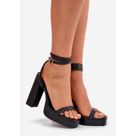 Frauensandalen mit einem schwarzen Streifen 1