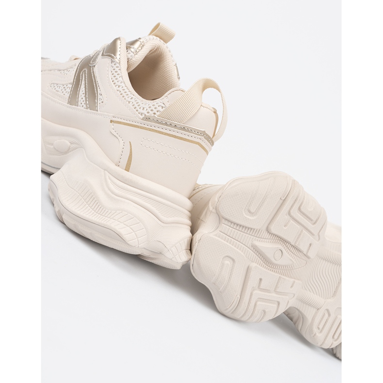 Leichte beige Turnschuhe auf einer dicken Sohle 2